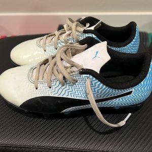 Puma boys soccer shoes size 13. Very good condition, gently used.